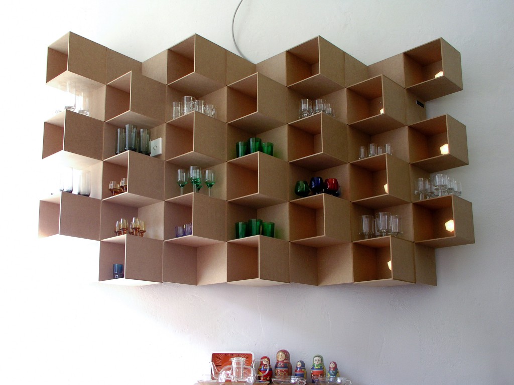 Präsentationsregal mit Beleuchtung. MDF unbehandelt.